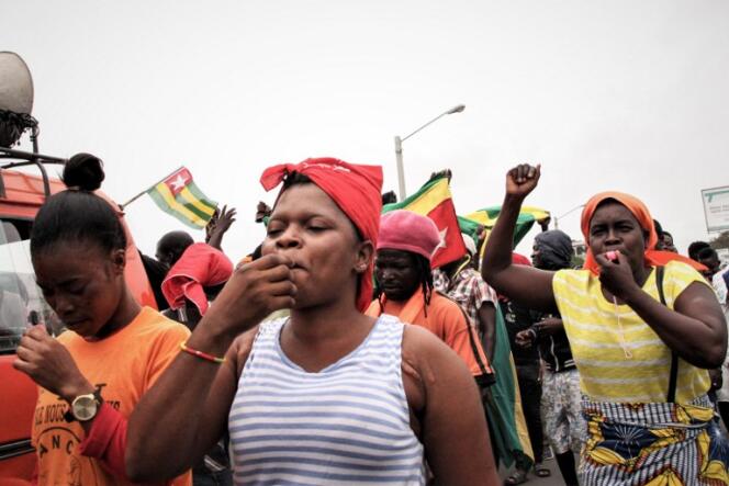 Dans les rues de Lomé, le 4 octobre 2017, les manifestants sifflent la fin du règne de Faure Gnassingbé, président depuis douze ans et qui a succédé à trente-huit ans de pouvoir de son père Eyadéma.