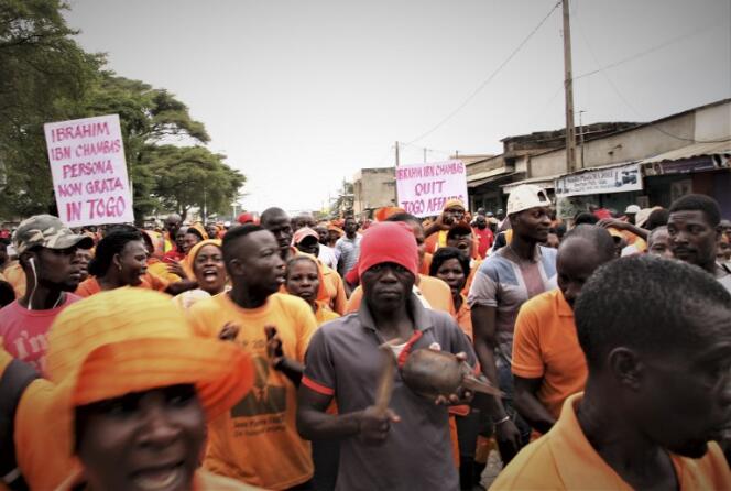 Le 4 octobre 2017, dans les rues de Lomé, les manifestants exigent la fin du règne de Faure Gnassingbé, président depuis douze ans et qui a succédé à trente-huit ans de pouvoir de son père Eyadéma.