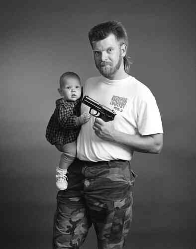 En 1996, Mike et sa fille Kaitlyn (6 mois) habitent à Dallas, Texas. Il estime que détenir une arme est un droit constitutionnel et qu’il doit protéger sa famille.