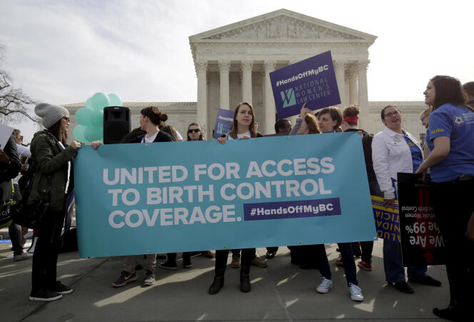 Des partisans de la contraception manifestent devant la Cour suprême à Washington, le 23 mars 2016.