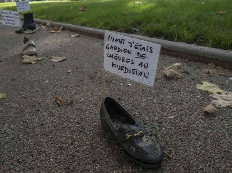 A Montluçon, le promeneur découvre l’installation de chaussures « Pas pieds in Montluçon », suite de « Pas pieds in Calais » imaginée en 2016 par Nadège Prugnard et Julie Romeuf.
