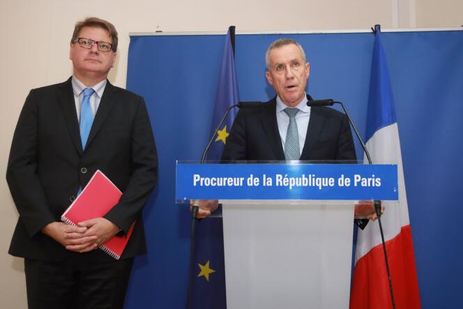 Le procureur de Paris François Molins (à droite) lors de la conférence de presse, le 6 octobre 2017, consacrée à la découverte de bonbonnes de gaz dans le 16e arrondissement de la capitale.