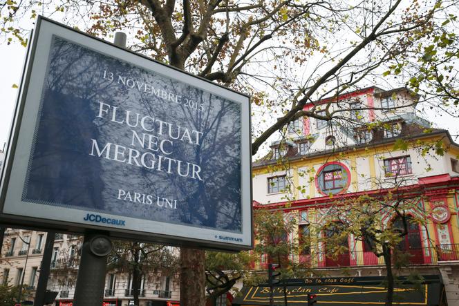 In front of the Bataclan, a sign from the City of Paris to pay tribute to the victims of November 13th.