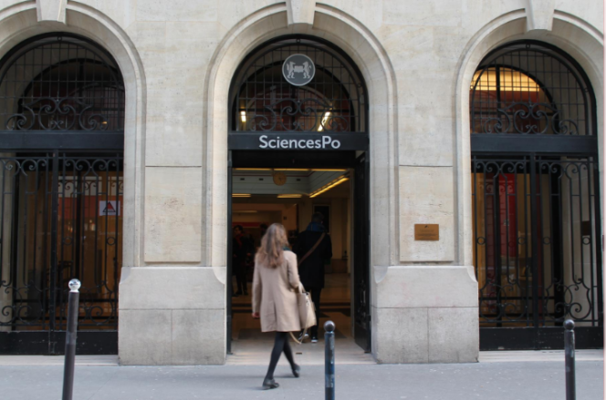 Entrée de Sciences Po, rue Saint-Guillaume à Paris.