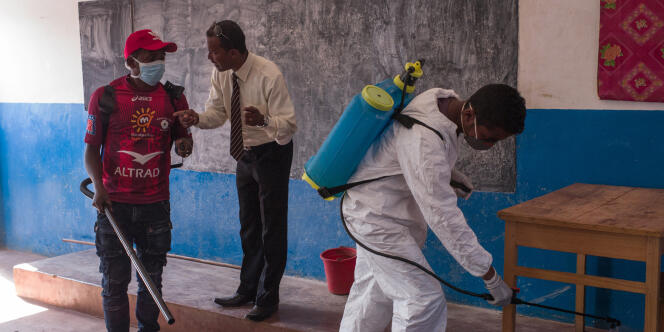 Des agents du ministère de la santé malgache désinfectent une école primaire pour prévenir la propagation de la peste à Antananarivo, la capitale, le 2 octobre 2017.