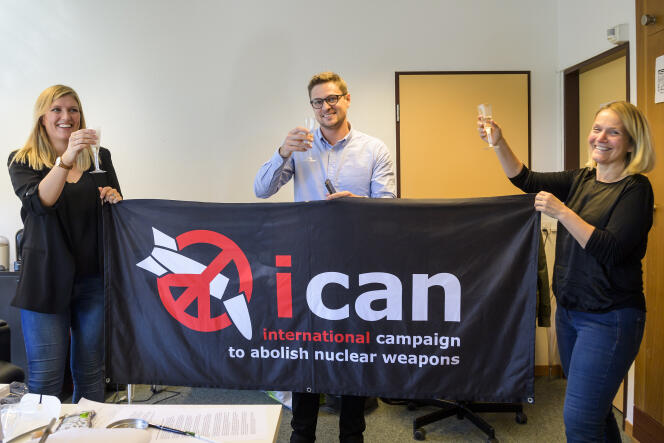 Les dirigeants de l’ICAN Beatrice Fihn, Daniel Hogsta et Grethe Ostern au siège de leur coalition à Genève le 6 octobre.