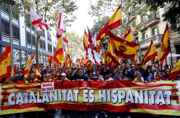 Des manifestants rassemblés derrière une bannière en catalan revendiquant l’appartenance de la Catalogne à l’Espagne, lors de la manifestation pour l’unité.