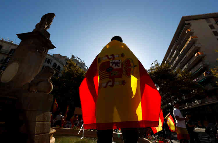Après le résultat (90 % de « oui » malgré 42 % de participation), les dirigeants séparatistes de Catalogne envisagent de déclarer unilatéralement l’indépendance. Le gouvernement espagnol, lui, exige le retrait de cette menace pour engager tout dialogue.