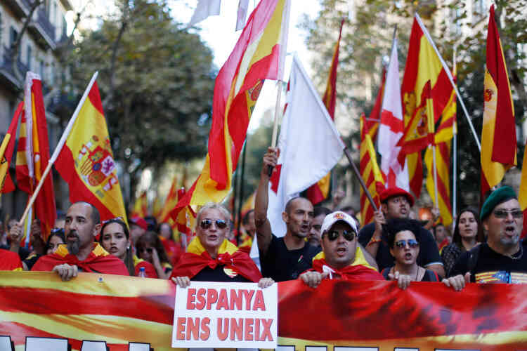 Des manifestants anti-indépendantistes à Barcelone, le 8 octobre 2017.