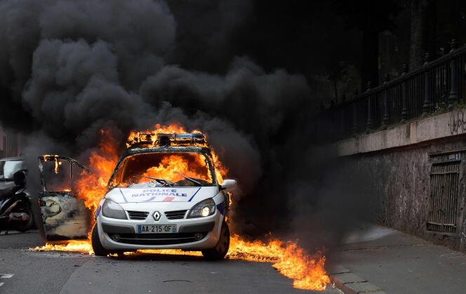 La voiture de police où se trouvaient deux agents, incendiée le 18 mai 2016 quai de Valmy, à Paris.