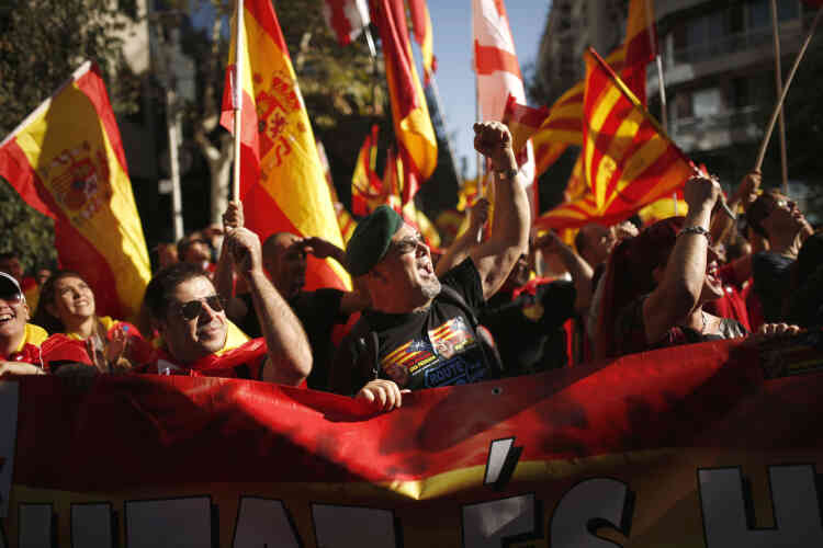 Les manifestants, arborant aussi des drapeaux catalans ou européens, se voient comme la « majorité silencieuse » qui n’a pas eu voix au chapitre depuis que les autorités indépendantistes ont organisé le scrutin, le 1er octobre.