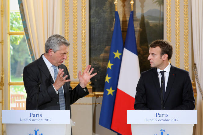 Emmanuel Macron, aux côtés du Haut Commissaire aux réfugiés des Nations unies, Filippo Grandi, lors d’une rencontre à l’Elysée, le 9 octobre 2017.
