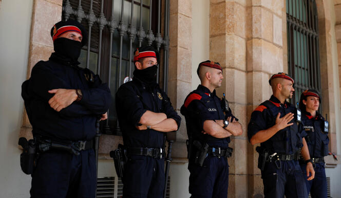 Les Mossos d’Esquadras, la police régionale catalane, devant le parlement régional, le 10 octobre, à Barcelone.