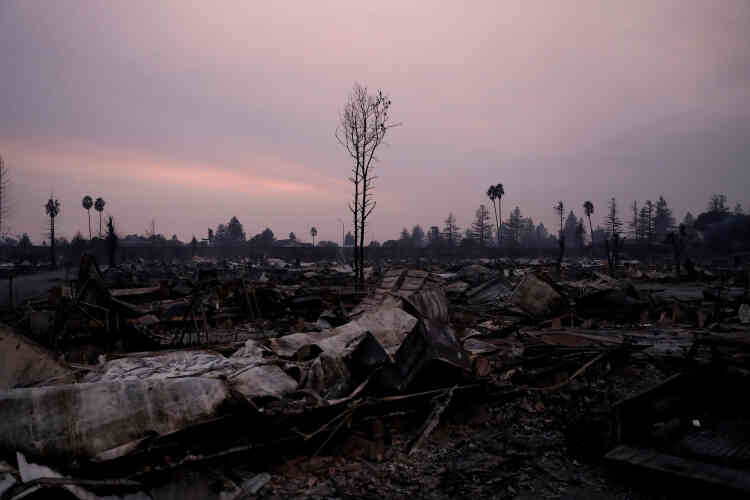 A cause de « vents extrêmes de plus de 90 km/h », « nous nous attendons à ce que les destructions accélèrent » et à plus de morts, a prévenu le gouverneur de Californie, Jerry Brown, qui a déclaré l’état d’urgence dans huit comtés.