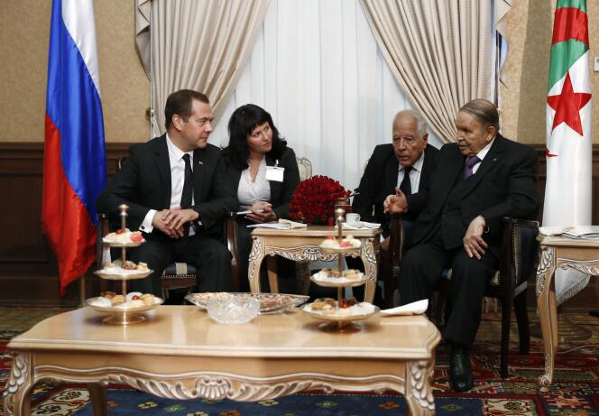 Abdelaziz Bouteflika (à droite), le président algérien, lors de la visite de Dmitri Medvedev (à gauche), le premier ministre russe, à Alger, le 10 octobre 2017.