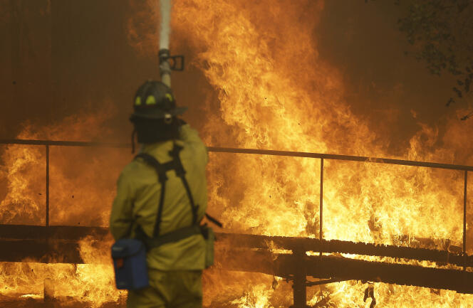 Un pompier luttant contre l’incendie à Santa Rosa, dans le comté de Sonoma, dans le nord de la Californie, le 9 octobre 2017.
