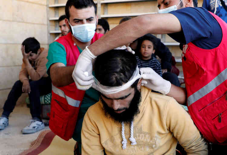 Un civil est soigné, dans une mosquée, le 12 octobre.