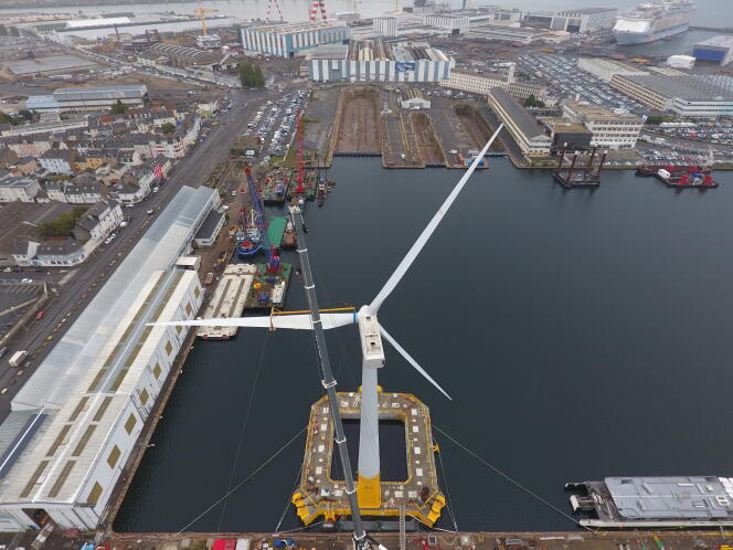 L’éolienne flottante du projet Floatgen a été montée dans un bassin du port de Saint-Nazaire. Elle sera prochainement remorquée au large du Croisic.