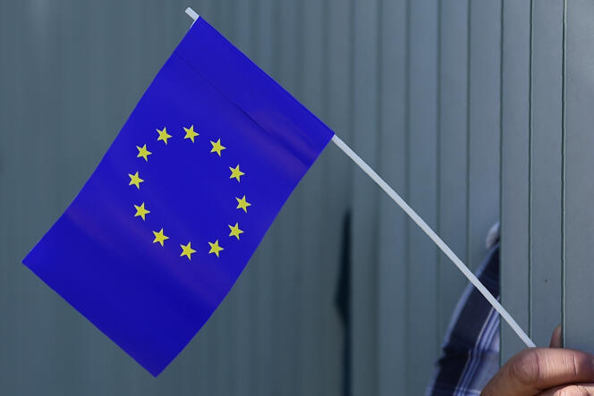 Le drapeau européen à douze étoiles sur fond bleu.