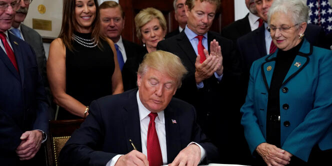 Le sénateur républicain Rand Paul applaudit le président américain Donald Trump, lors de la signature du nouveau décret sur l’Obamacare.
