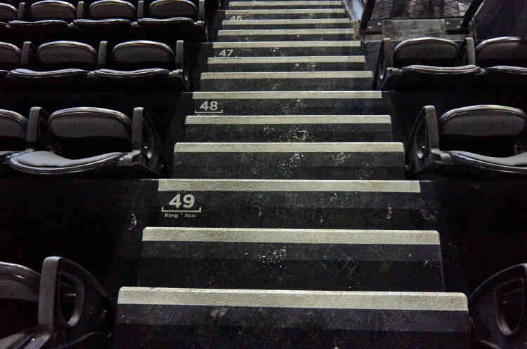Les trois niveaux de gradins sont équipés de sièges rembourrés, à assise rabattable avec accoudoirs. En configuration de match, l’U Arena peut recevoir de 15 000 à 30 000 spectateurs et en configuration spectacle jusqu’à 40 000, en occupant l’espace central au sol, la pelouse synthétique étant alors protégée par des plaques amovibles.
