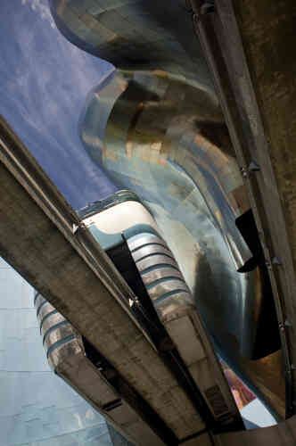 Le Musée de la culture pop, à Seattle, contruit par Frank Gehry. La photo a été prise sous un train monorail.