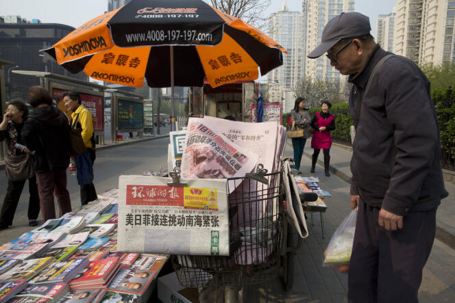 Affiché par un marchand de journaux, à Pékin, le 5 avril 2016, le tabloïd nationaliste « Global Times ».