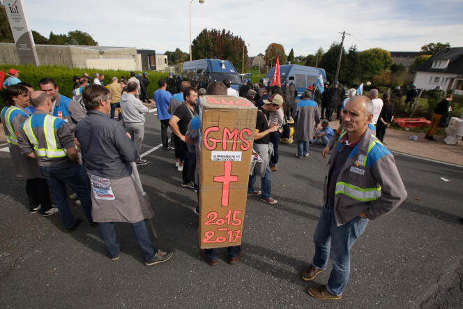 Des employés de GM&S manifestent en marge du déplacement du président de la République, Emmanuel Macron, à Egletons (Corrèze), le 4 octobre.