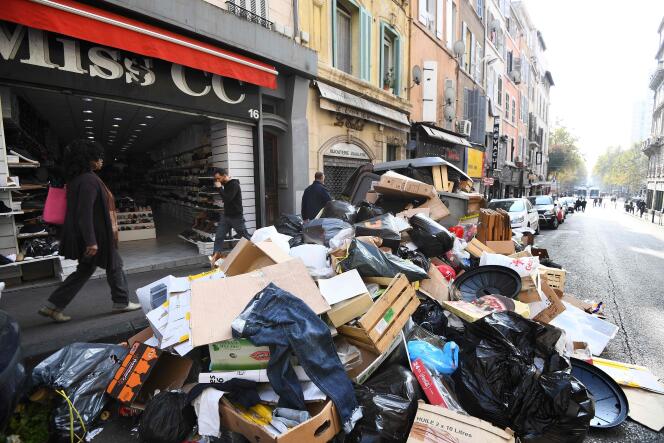 Des déchets non ramassés vendredi dans la ville de Marseille.