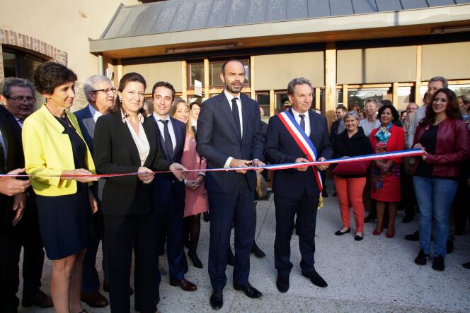 Edouard Philippe et Agnès Buzyn inaugurent aux côtés d’Alain Brezaudy, maire de Châlus (Haute-Vienne), la nouvelle maison de santé de la ville, le 13 octobre.