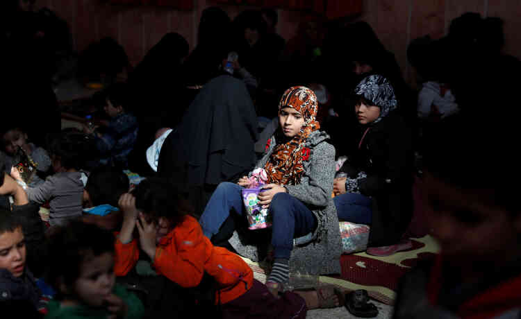 Une jeune fille attend son évacuation dans la mosquée de Rakka, le 12 octobre.