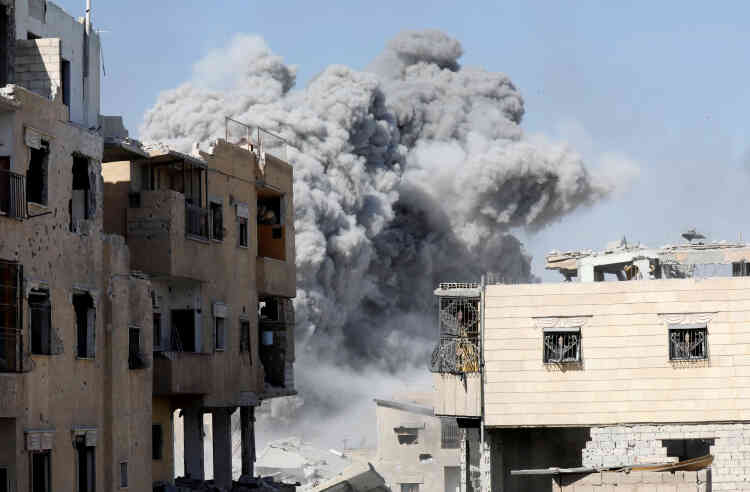 Après un bombardement des positions de l’organisation Etat islamique (EI), près du stade de Rakka, en Syrie, le 4 octobre.