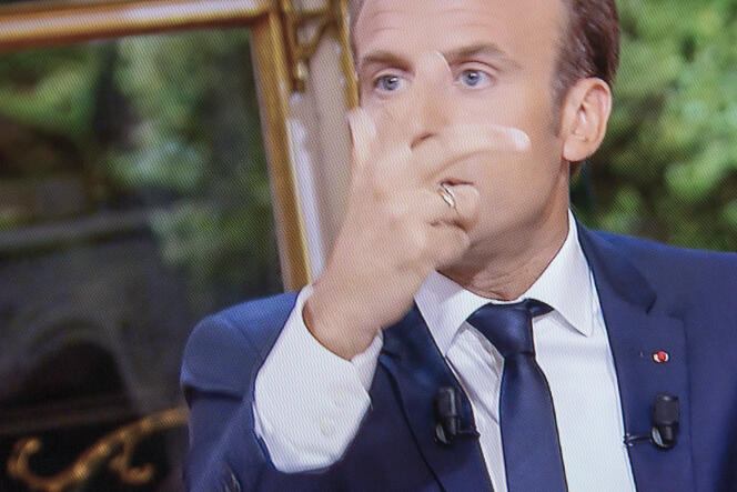 Emmanuel Macron, président de la république, est interviewé sur TF1, dimanche 15 octobre.