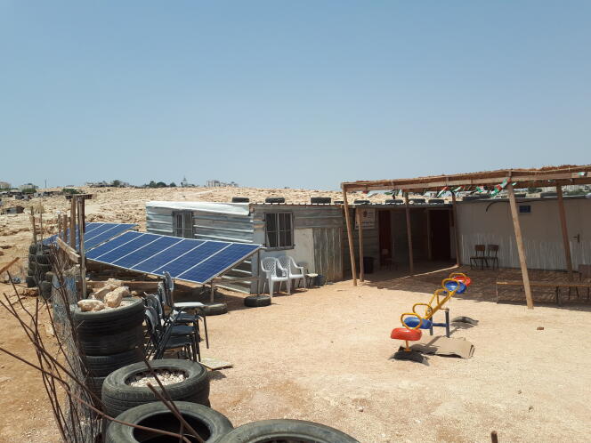 Des panneaux solaires dans le village bédouin d’Abou Nouwar, que l’administration israélienne a démantelés en août.