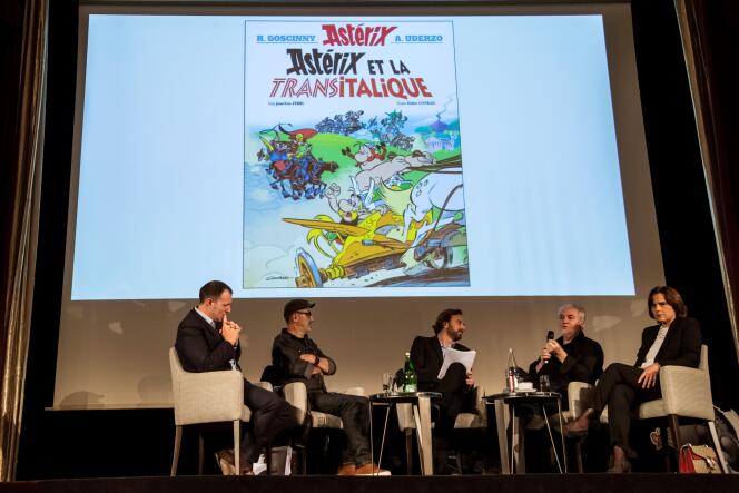 Présentation de l’album « Astérix et la Transitalique » par le dessinateur Didier Conrad (2e en partant de la gauche) et le scénariste Jean-Yves Ferri (2e en partant de la droite) lors d’une conférence de presse, le 9 octobre.