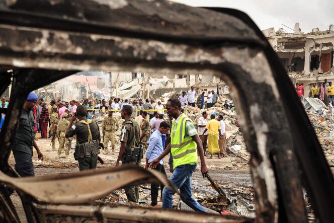 Dans le centre de Mogadiscio, au lendemain de l’explosion d’un camion piégé, dimanche 15 octobre.
