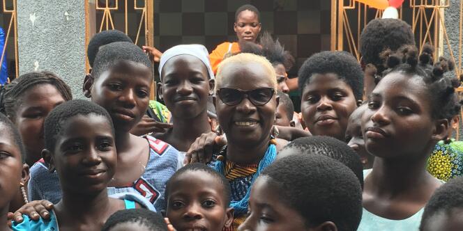 Angelique Kidjo, en visite chez les sœurs salésiennes de Cotonou, qui recueillent des jeunes filles violées ou mariées de force, le 11 octobre 2017.