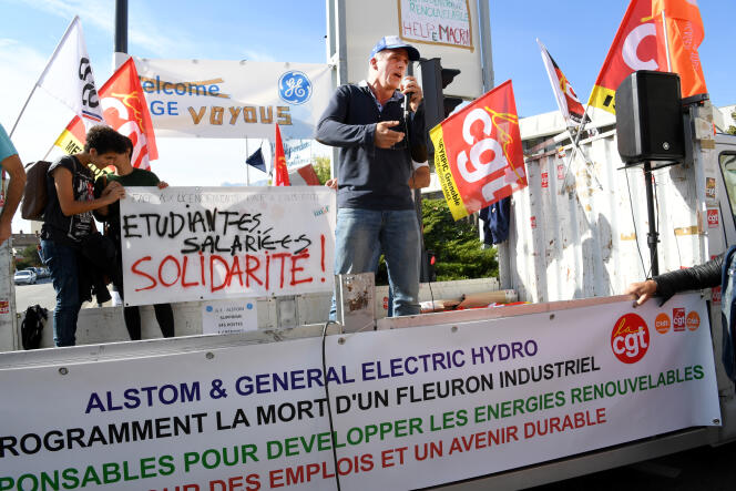 Philippe Poutou, du Nouveau Parti anticapitaliste (NPA), s’exprime devant des employés en grève de General Electric (GE) Hydro Grenoble, le 13 octobre.