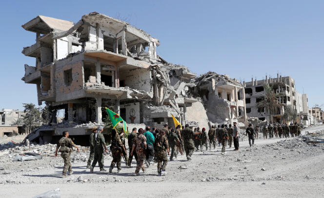 Des membres des Forces démocratiques syriennes (FDS) et des Unités de protection du peuple (YPG) dans les ruines de Rakka, mardi 17 octobre.