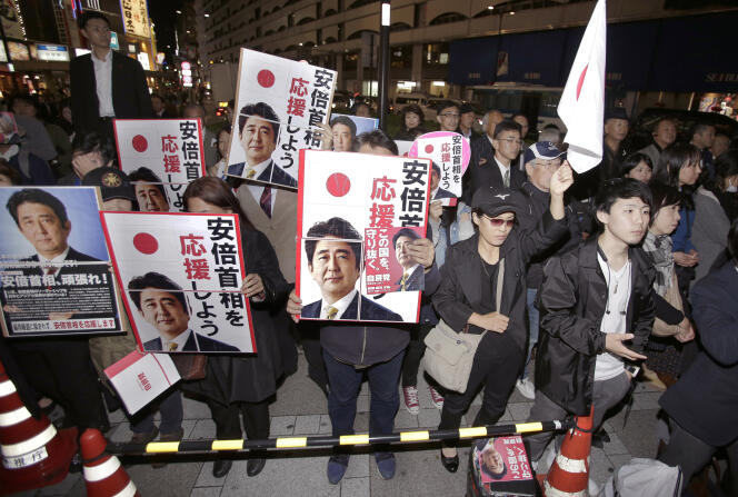 Le 18 octobre, des supporteurs de Shinzo Abe lors de la campagne pour les législatives du 22 octobre 2017. Sur les pancartes : « Vive le premier ministre Abe ».