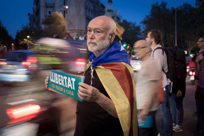 Des milliers de catalans sont venus protester sur l’avenue Diagonal de Barcelone, le 17 octobre, contre la détention des « deux Jordis » par la justice espagnole.