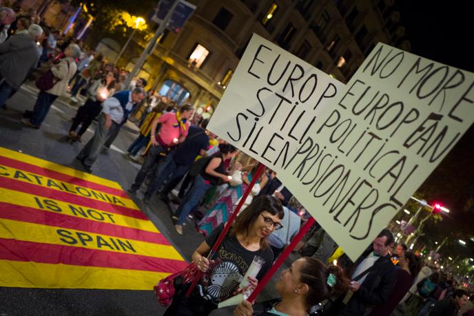 « Nous ne voulons plus de l’Europe si elle ne nous aide pas », clame un manifestant catalan, mardi 17 octobre, à Barcelone.