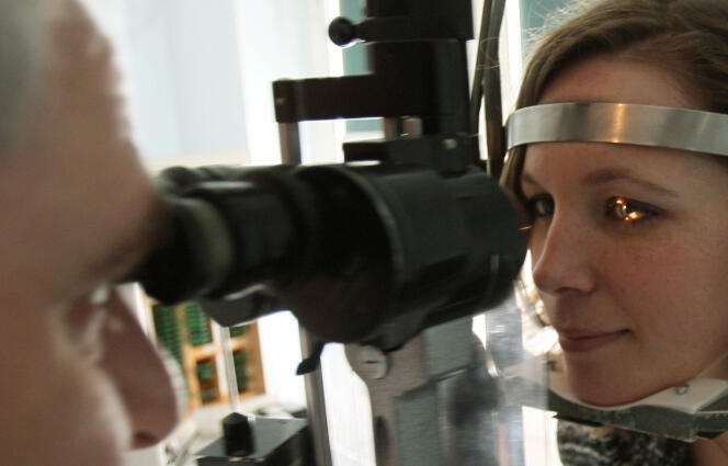 Un examen de la vue chez un ophtalmologue à Paris, en 2008.