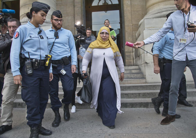 Zoulikha Aziri, mère des frères Merah, à sa sortie du palais de justice de Paris le 18 octobre.