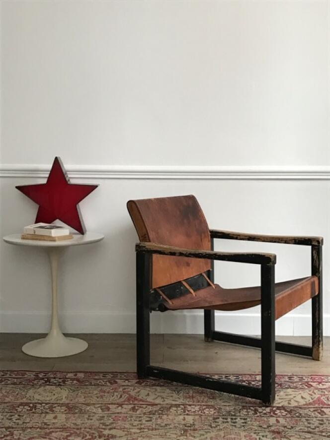 Fauteuil moderniste, cuir et bois, des années 1940, proposé sur le site Nomibis.