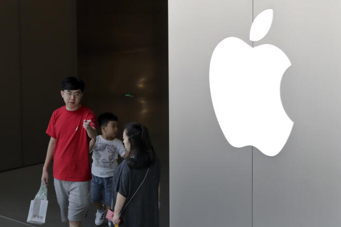 Devant un Apple Store, à Pékin, le 30 juillet.