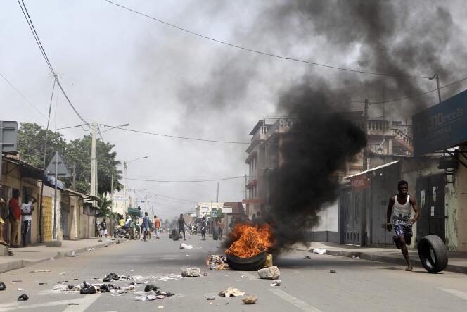 Manifestants dans les rues de Lomé,  le 18 octobre.