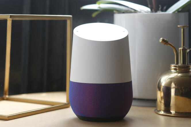 L’enceinte connectée Google Home est dotée d’un assistant vocal avec lequel l’utilisateur peut interagir directement.
