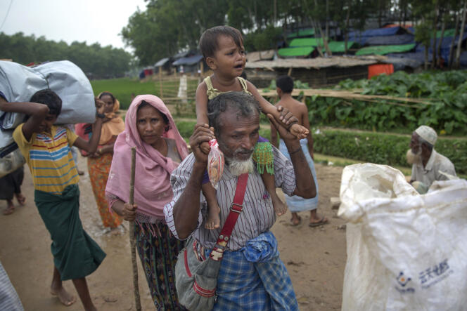 Des Rohingya arrivent au camp de réfugiés de Kutapalong au Bangladesh, le 20 octobre.