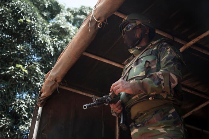 Un sodat de la mission des Nations unies en Centrafrique (Minusca) à un poste de contrôle à Baoro, le 15 octobre.